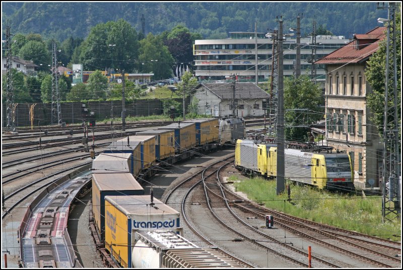 Nachschuss auf die ES64U2-021, die den DGS 43101  TRANSPED-EXPRESS  von Wanne Eickel zum Brenner bringt. Dort wird Trenitalia den Zug weiter nach Verona fahren. (30.06.07 in Kufstein)