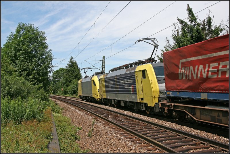 Nachschuss auf die ES64U2-033 und E189 917RT  WM-SPRINTER , die den  WINNER-EXPRESS  von Verona nach Wuppertal Langerfeld ziehen. Aufgenommen bei Niederaudorf.