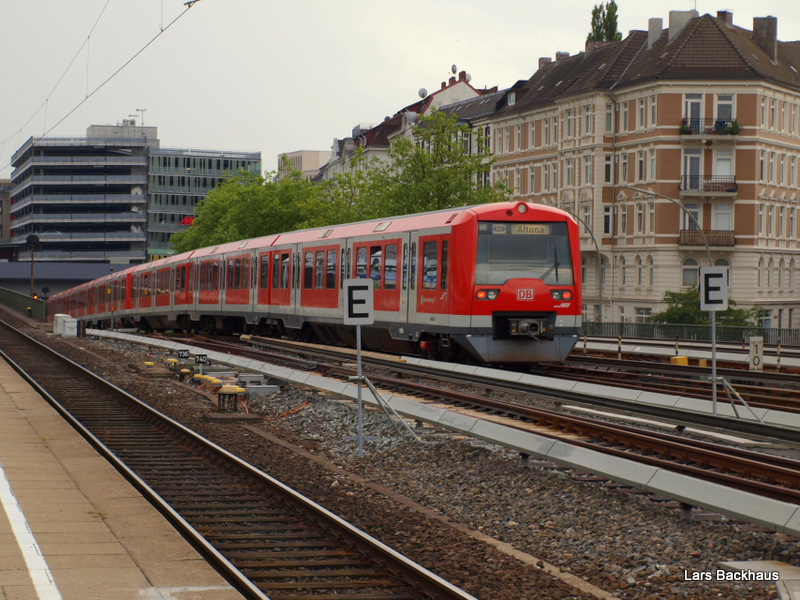 Nachschuss auf eine ET 474 Doppeltraktion, die am 21.06.09 als S 31 auf dem Weg nach Hamburg-Altona unterwegs ist und nun in den Hamburger Untergrund verschwindet.