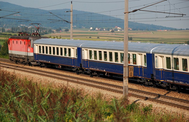 Nachschu auf den EZ 5918  Radexpress Donau  nach Passau Hbf. Die Aufnahme ist am 15.08.2009 kurz nach Neulengbach entstanden.