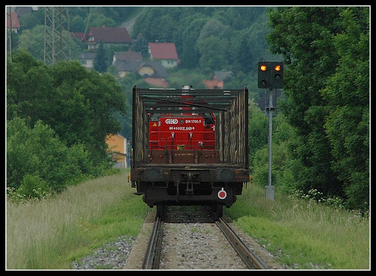 Nachschuss auf GKB 1700.1 am 26.5.2006 mit ihrem GZ kurz vor Deutschlandsberg. Durch die Brennweite nicht ersichtlich - der Zug hat fnf 4-achsige Waggons am Haken.