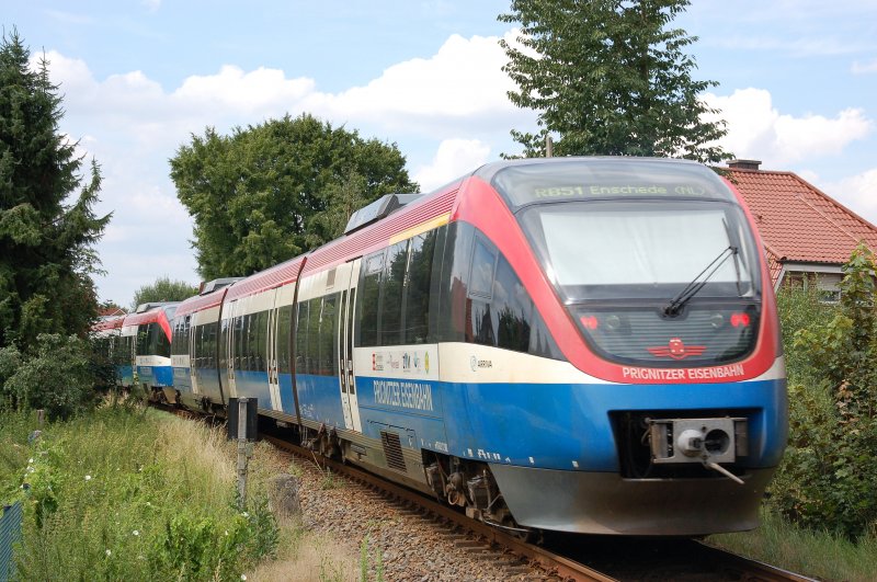Nachschuss auf gleich 2 gekuppelte Triebwagen VT 643  Talent  der Prignitzer Eisenbahnen als RB51 von Dortmund nach Enschede, hier gesehen am 21.07.2007 in Dlmen am Bahnbergang Mnsterstrae. Die Szene erinnert farblich stark an eine Modellbahn.