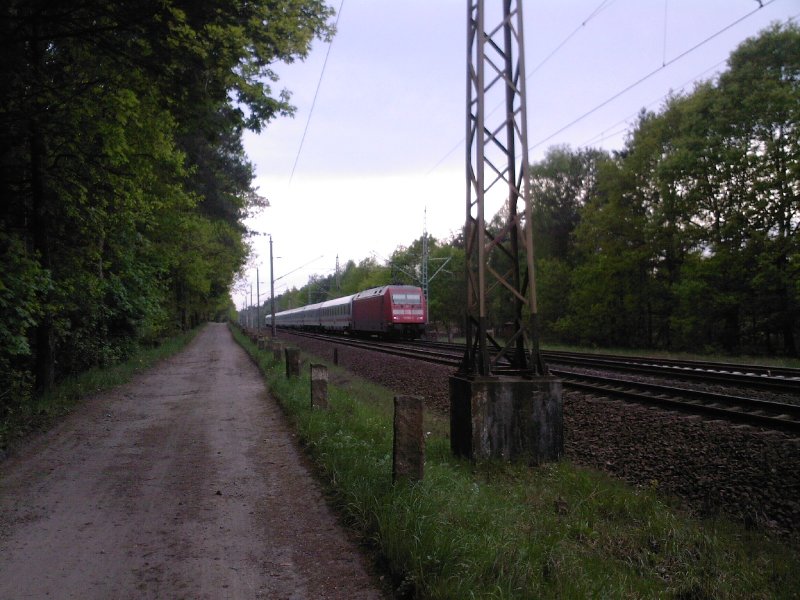 Nachschuss auf den IC 2131 von Emden Auenhafen nach Cottbus bei nicht ganz so schnem Wetter am 26.04. Schublok ist 101 043-4.