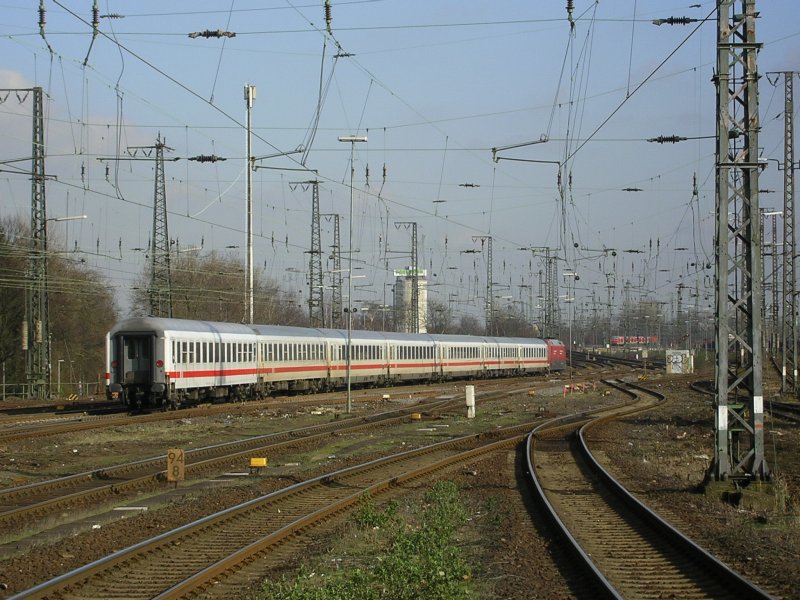 Nachschuss auf den IC 433 , voraus die BR 101 002-4 , von
Luxembourg nach Norddeich Mole bei der Ausfahrt Wanne Eickel Hbf.
(07.02.2008)