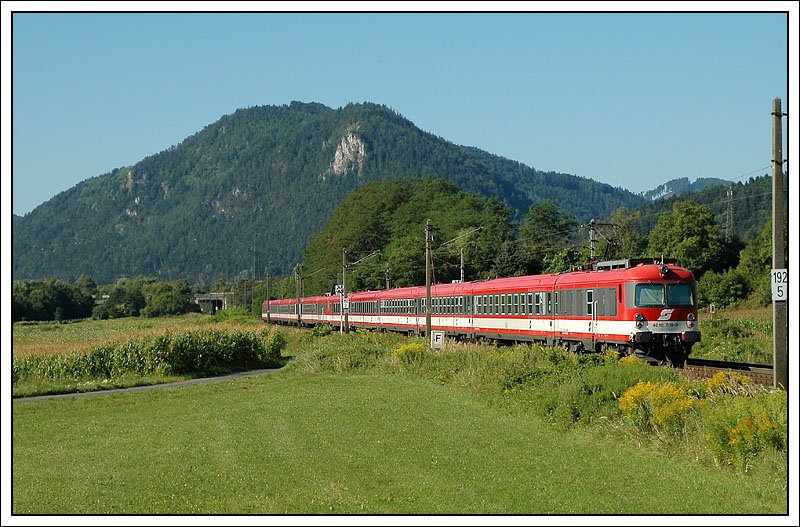 Nachschuss auf den IC 512 „Fischer von Erlach“ aus Salzburg mit Zielbahnhof Graz und Triebkopf 4010 019 am Zugende. Man sieht es eindeutig – suboptimal ohne erhhten Standort, da das Fahrwerk verdeckt ist. Die Aufnahme enstand zwischen Peggau-Deutschfeistritz und Stbing am 15.8.2007.