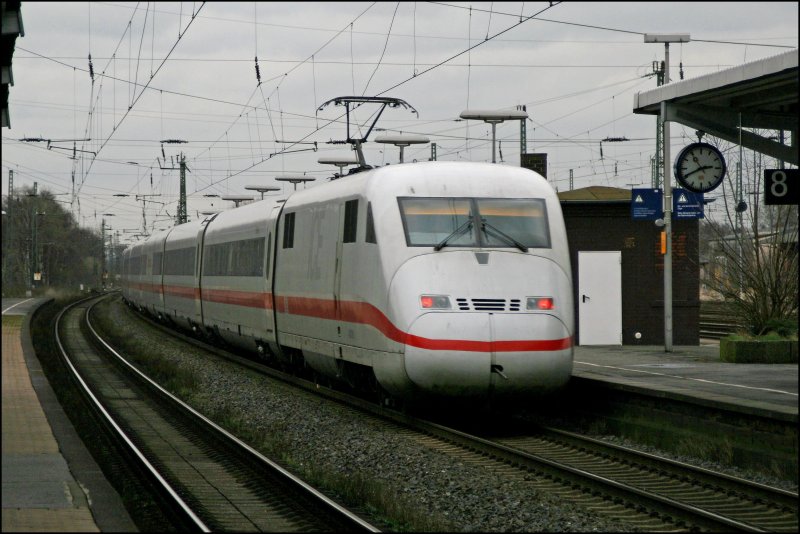 Nachschuss auf den ICE 559 nach Berlin-Ostbahnhof. Hier bei der Durchfahrt in Rheda-Wiedenbrck. (01.02.2008)