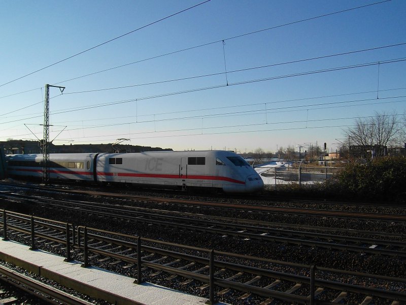Nachschuss auf den ICE 579 Hamburg-Altona - Stuttgart Hbf am 2.01.09 bei der Durchfahrt an der S-Bahnstation Veddel.