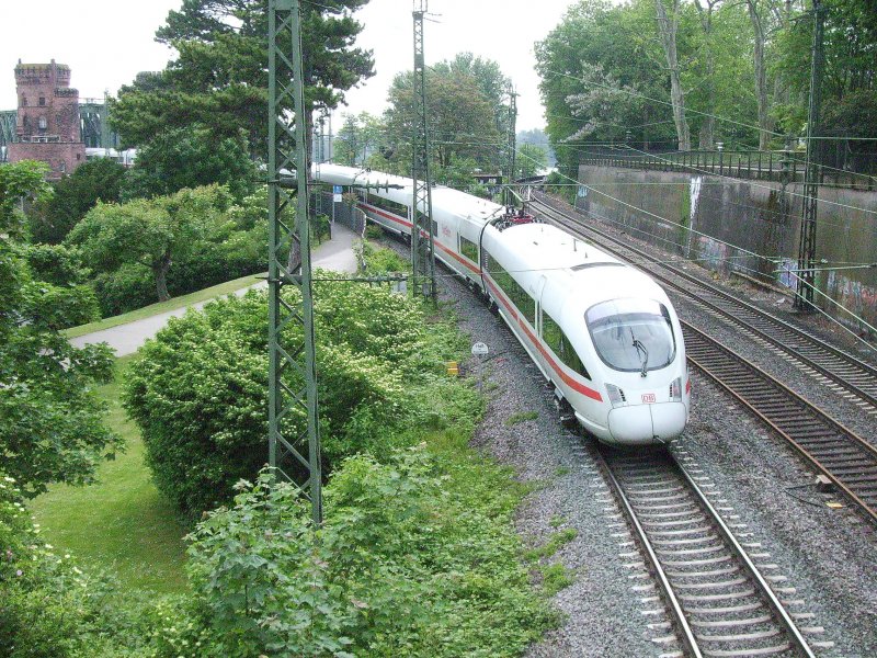 Nachschuss auf den ICE-T Br 415 als ICE 1559 Wiesbaden Hbf - Dresden Hbf der in wenigen Sekunden den Rhein �berquert. Mainz, den 20.05.08