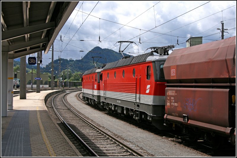Nachschuss auf die das Innsbrucker 1144er  Tandem  bestehend aus der 1144 248 und der 208. Hier beschleunigen sie einen leeren Kalkzug aus Rohrdorf wieder Richtung Wrgel. (04.07.07)