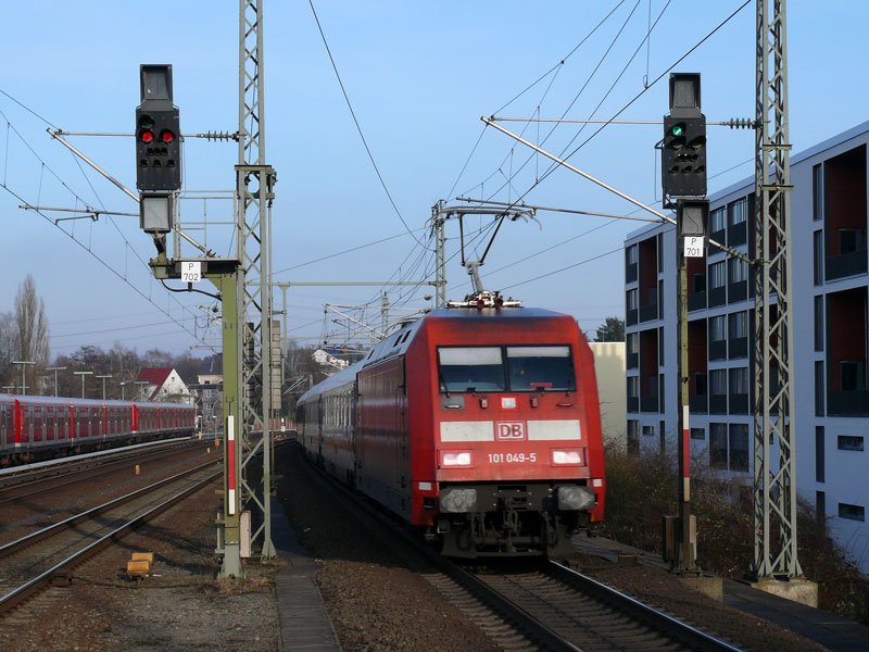 Nachschuss auf den InterCity IC 73911 Hamburg - Berlin mit 101 049 am Zugende bei Durchfahrt durch HH-Bergedorf; 06.02.2009
