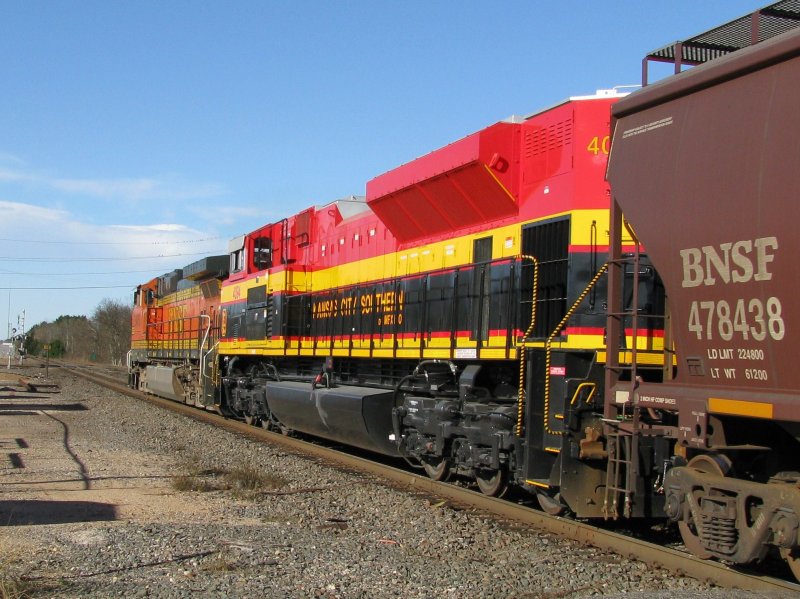 Nachschuss auf eine interessante KCS Lok und eine BNSF Lok. Aufgenommen am 10.1.2008 in Sealy (bei Houston, Texas).