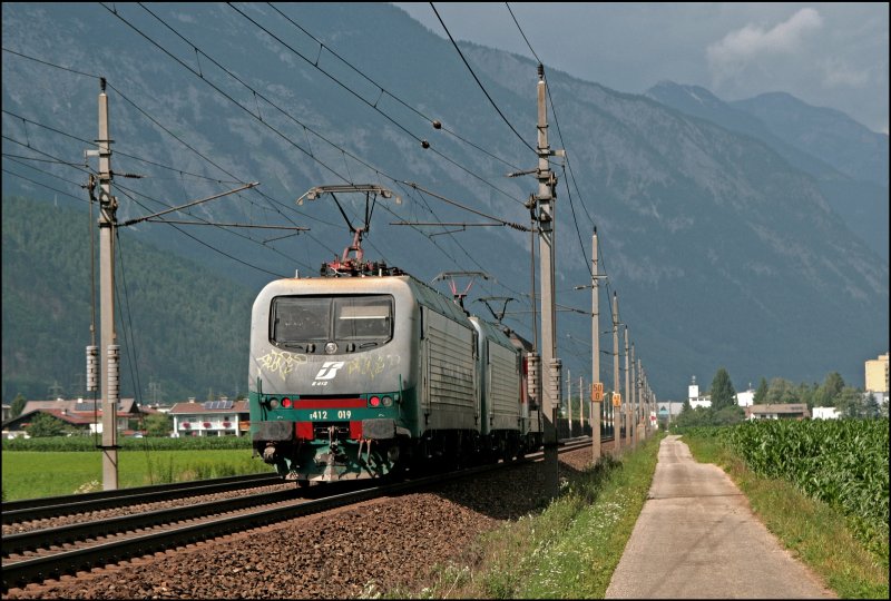 Nachschuss auf den Internationalen Lokzug: Vor dunklen Wolken sind E412 019, E412 xxx und 1144 255 nach Kufstein unterwegs. Trennitalia Logistika hat im Jahr 2005 die Anteile an TXL auf 51% gesteigert und damit k�nnen die E412er sinvoll im Langlauf von Italien bis nach Bayern eingesetzt werden. (08.07.2008)
