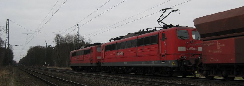 Nachschuss auf den Leerpark des Erzbombers von Salzgitter-Beddingen nach Hamburg-Hansoport am 31.01.09 in Radbruch. 151 108-8 und 151 113-8 leisteten die n�tige Zugkraft.