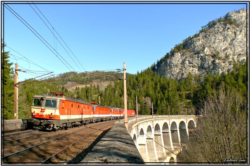 Nachschu auf den Lokzug 89950 bestehend aus 1116,1142 und zwei 1044.Die letzte Lok 1044 092 hat noch das Schachbrettdesign.
Kalte Rinne Semmering 30.03.2008
