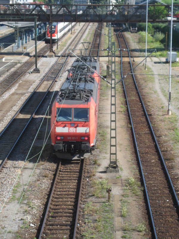 Nachschuss auf den Lokzug aus Kreuzlingen Hafen kommend, bei der Einfahrt in den Bahnhof Konstanz. Er bestand aus 185 099-9 und 185 121-1.