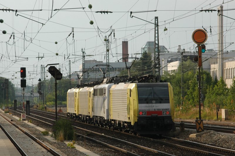 Nachschuss auf den Lokzug bestehend aus ES64 F4-017,014, der abgeb�gelten Lomo 139 und F4-008 am 26.07.08 am Heimeranplatz