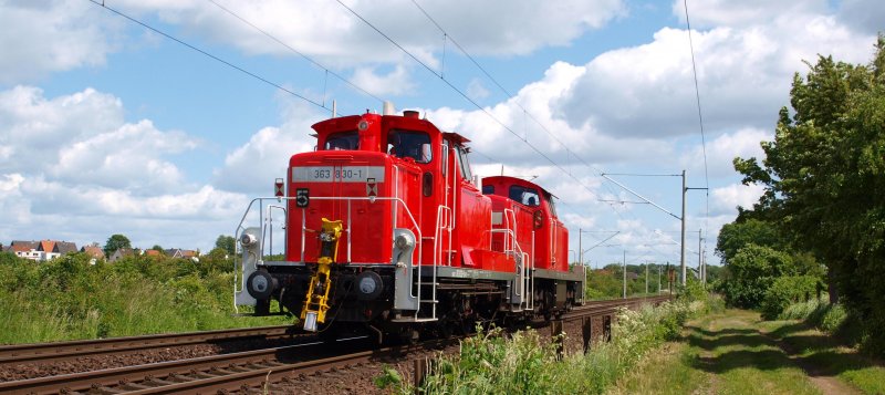 Nachschuss auf den Lokzug bestehend aus 291 033-9 und 363 830-1 kurz vor Durchfahren des Reinfelder Bahnhofs am 28.05.09.