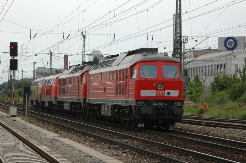 Nachschu auf den Lokzug Lz 69220 mit 217002+217017+233xxx+233588 aus Mhldorf nach Mnchen Nord am 15.06.08 am Heimeranplatz