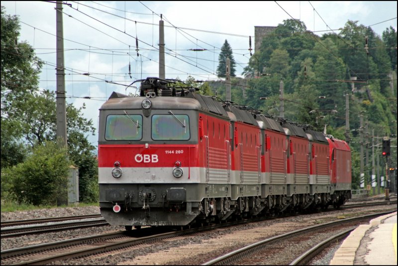 Nachschuss auf den Lokzug der in Richtung Wrgl fhrt. Am Zugschluss hngt 1144 260 (9181 1144 260-7). (08.07.2008)