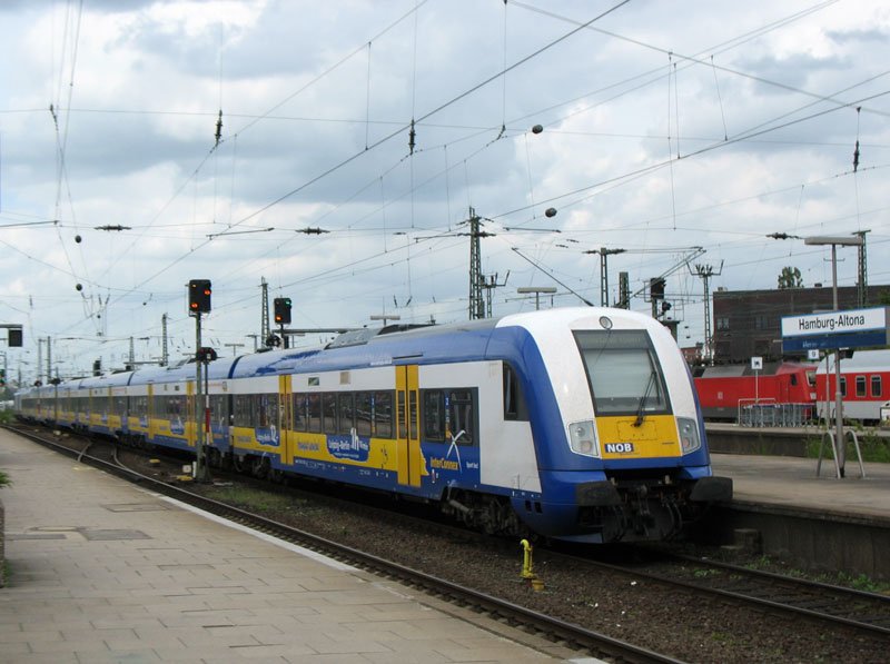 Nachschuss auf den nach Westerland(Sylt) ausfahrenden NOB 80518;  Hamburg-Altona, 13.05.2007
