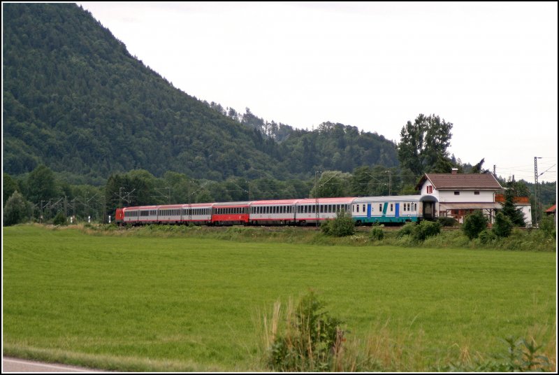 Nachschuss auf den �BB EuroCity 188  VAL GARDENA/GR�DNERTAL  von Verona nach M�nchen. Zuglok ist die 1116 095. (06.07.07)