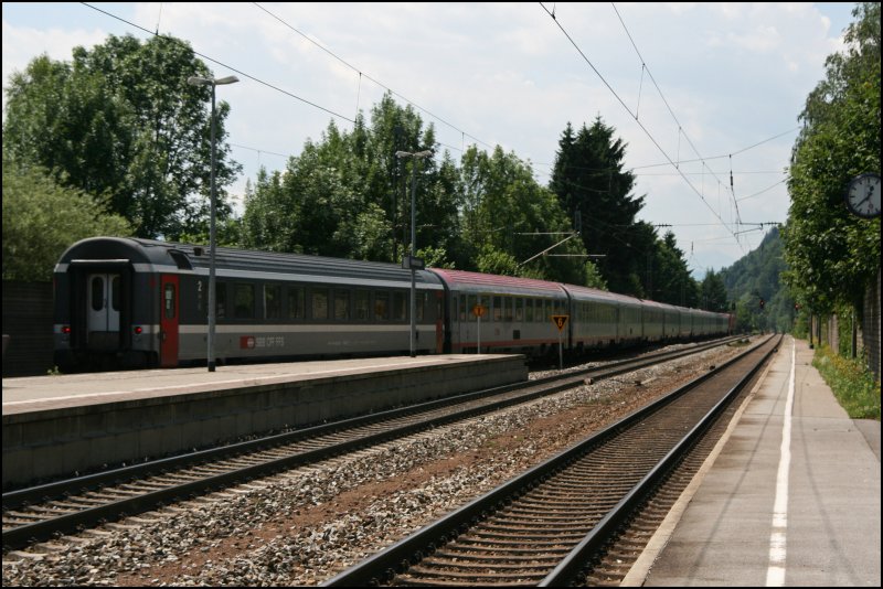 Nachschuss auf den OEC 10662 Richtung Kufstein. Aufgenommen am 25.06.07 in Kiefersfelden. Auserplanmig rollt am Zugschluss ein SBB Reisezugwagen mit. 