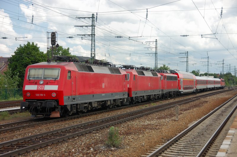 Nachschu auf PbZ 2437 mit 120 119-3 als  Schlulicht . 31.05.2008 in Mnchen-Pasing.