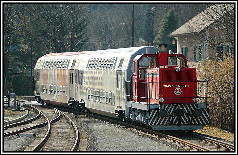 Nachschuss auf den R 8569 bei der Ausfahrt aus dem Bahnhof Deutschlandsberg am 27.3.2006.