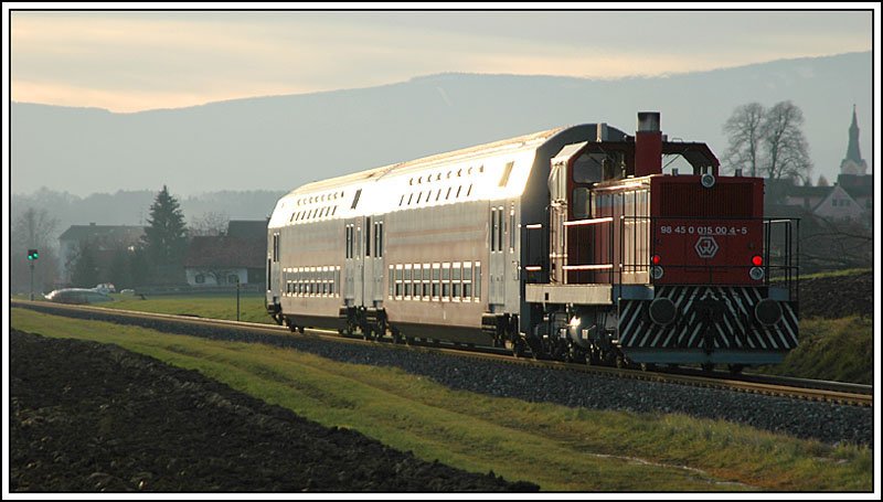 Nachschuss auf den R 8569 von Graz nach Wies-Eibiswald, geschoben von 1500.4, im letzten Licht des 24.11.2006 kurz vor Gro St. Florian.