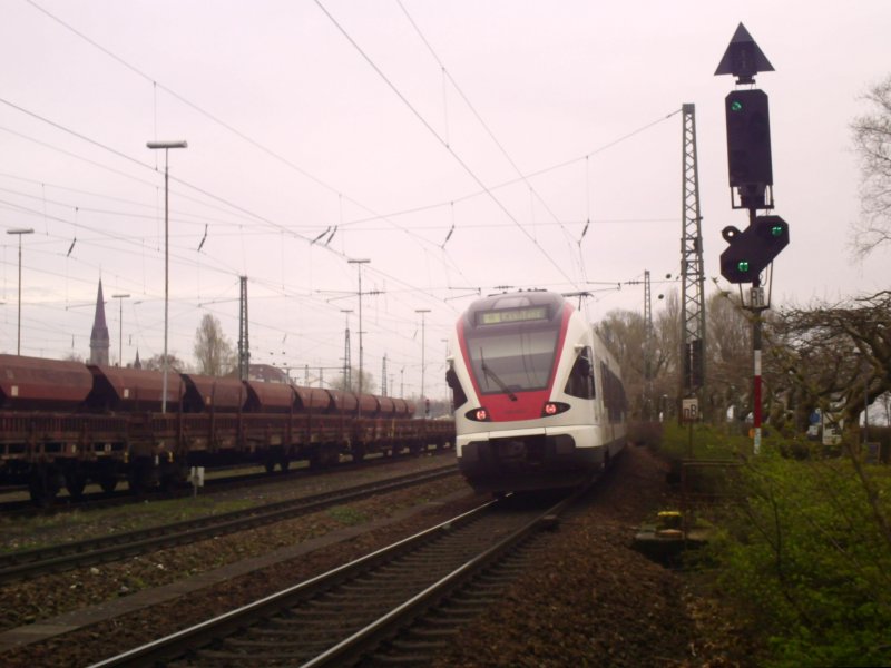 Nachschuss auf den RABe 526  Flirt  als SBB 36531 Engen - Konstanz in Radolfzell. 11.04.08