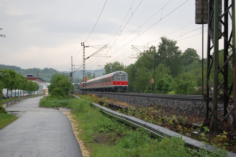 Nachschuss auf eine RB, die am 15.5.2009 auf der Filsbahn unterwegs ist. Vorne zieht eine BR 143. Aufgenommen wurde das Bild bei km 25,4.