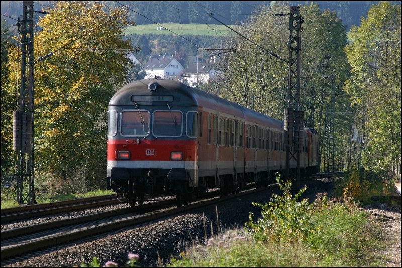 Nachschuss auf die RB91 (RB 39164)  Ruhr-Sieg-Bahn  die am 14.10.2007 bei Lennestadt-Meggen der Lenne folgend Richtung Hagen unterwegs ist.