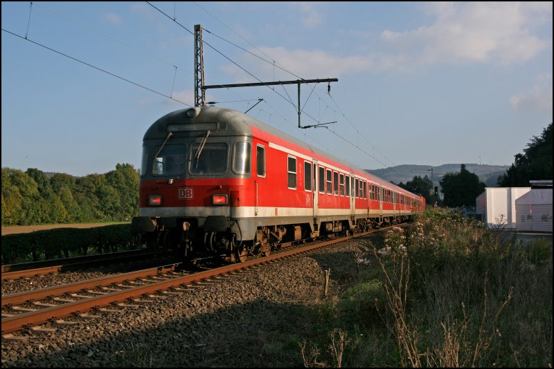 Nachschuss auf die RB91 (RB 39175)  RUHR-SIEG-BAHN  von Hagen Hauptbahnhof ber Finnentrop und Kreuztal nach Siegen. Die rostigen Schienen kommen schn zur geltung. (06.10.07)