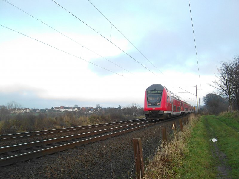 Nachschuss auf den RE 21568 nach Lbeck Hbf kurz vor der Einfahrt in Reinfeld (Holst.). 