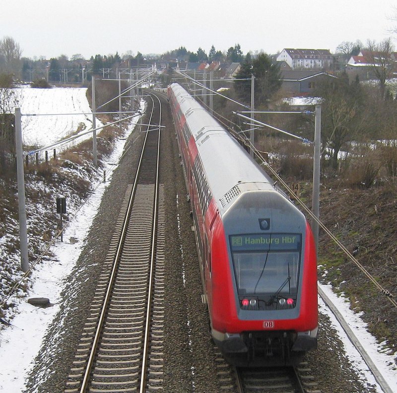 Nachschuss auf den RE 21575 nach Hamburg Hbf am 18.02.09 kurz vor Reinfeld (Holst.).