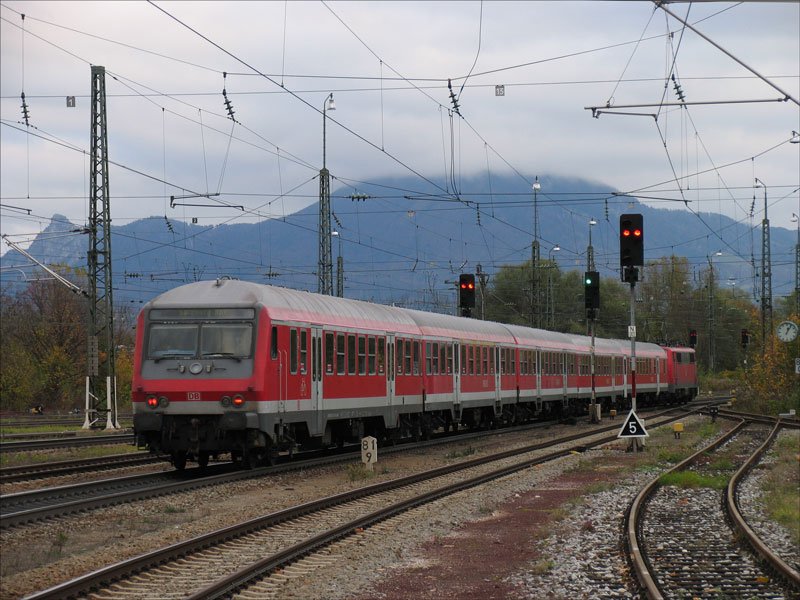 Nachschuss auf RE 30021/30051 Mnchen - Salzburg gezogen von 111 051 und mit Steuerwagen Wittenberge am Zugschluss bei Ausfahrt aus Freilassing; 23.10.2008
