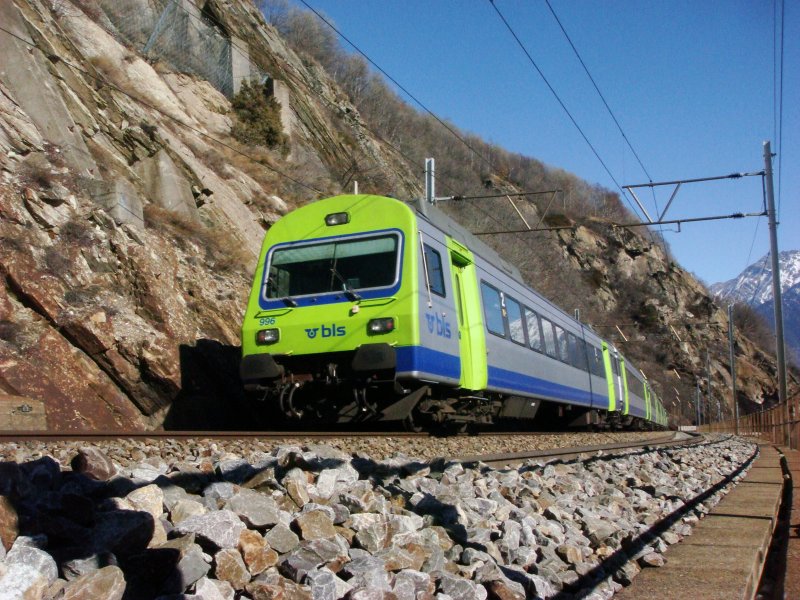 Nachschuss auf den RE Bern-Brig am 17.02.2008 unterhalb von Lalden.