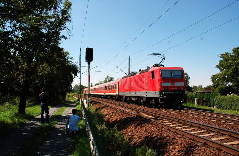 Nachschuss auf den RE nach Cottbus, hinten schiebt 143 556. Fotografiert am 27.07.09 in Dresden-Stetzsch.