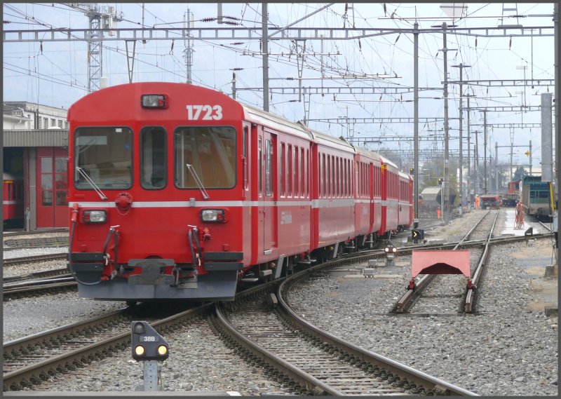 Nachschuss auf den RE nach Disentis, mal mit einem Steuerwagen BDt 1723 am Zugschluss. Landquart (22.10.2007)