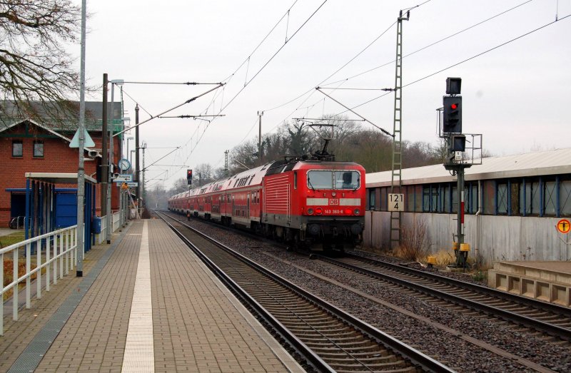 Nachschuss auf den Regionalzug, der am 06.12.08 durch Burgkemnitz fuhr. Hinten schob 143 360. Laut Zugzielanzeiger des Steuerwagens handelt es sich um einen Sonderzug; kann mir jemand was zu diesem Gespann sagen???