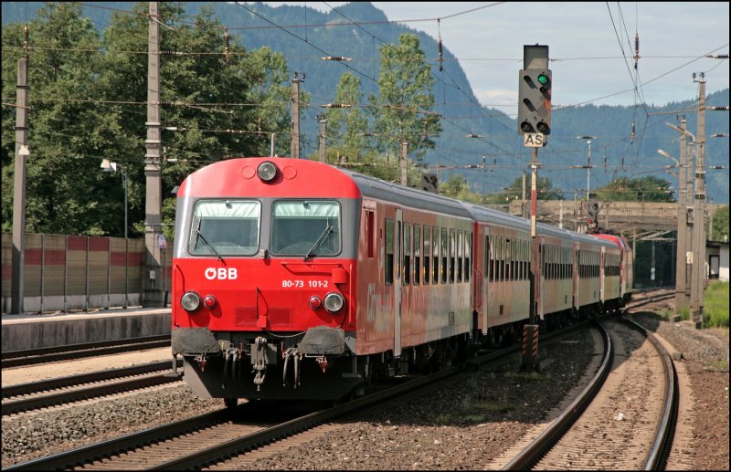 Nachschuss auf den REX 1502 von Schwarzach St.Veit nach Innsbruck Hbf. Der Steuerwagen 8073 101 trgt bereits das neue BB Logo, was ihm auch ganz gut steht.(05.07.2008)
