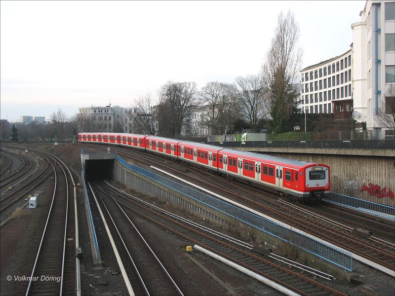 Nachschuss auf S-Bahn S 21 nach Elbgaustra�e bei Ausfahrt aus Hamburg Hbf. in der Abendd�mmerung des 17.02.2007
