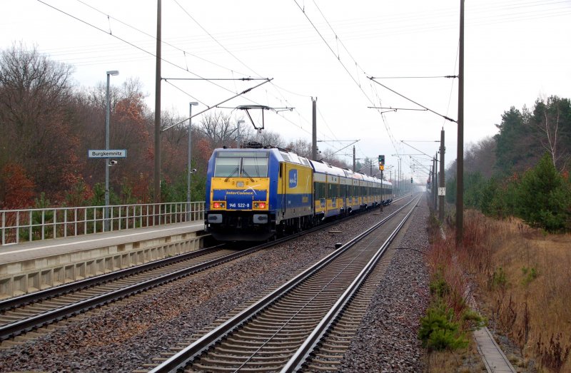 Nachschuss auf die schiebende 146 522 des Interconnex. ber die im Hintergrund zusehende Weiche wurde er wieder auf das regulre Gleis geleitet.
