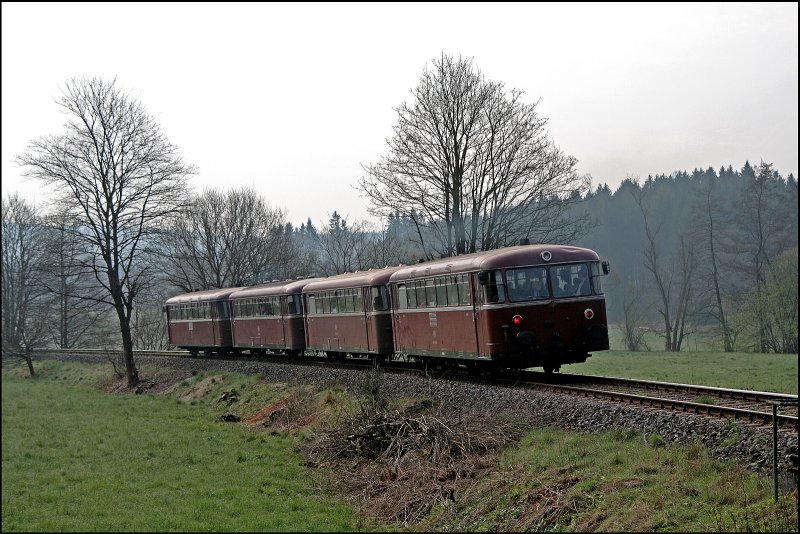 Nachschuss auf den Schienenbus: Zwischen Oberbr�gge und Bollwerk ist der Zug auf dem Weg nach Engelskirchen. Leider mussten die n�chsten Fotopunkte ausgelassen werden, weil es ja so Profis im Stra�enverkehr gibt die meinen zu m�ssen:  Wenn die Ampel Gr�n zeigt darf Ich auch fahren, egal ob jetzt der Gegenverkehr die Baustelle passiert hat oder nicht ...... (26.04.2008)

