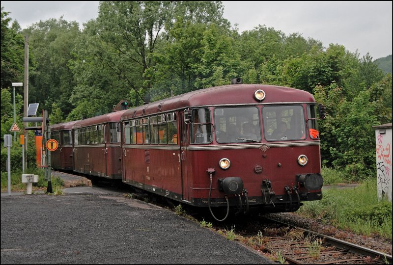 Nachschuss auf die Schienenbusgarnitur. Aufgenommen am 17.05.2008 im Haltepunkt Menden(Sauerland)Sd.
