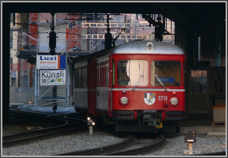 Nachschuss auf Steuerwagen 1711 bei der Einfahrt unter der Tivolibrcke in Chur. (30.10.2007)