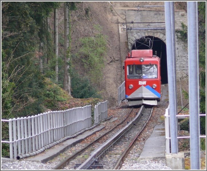 Nachschuss auf den talwrts fahrenden BDeh 1/2, der soeben die Griffelbachbrcke berquert hat und nchstens in den Schutztunnel einfahren wird. (14.04.2008)