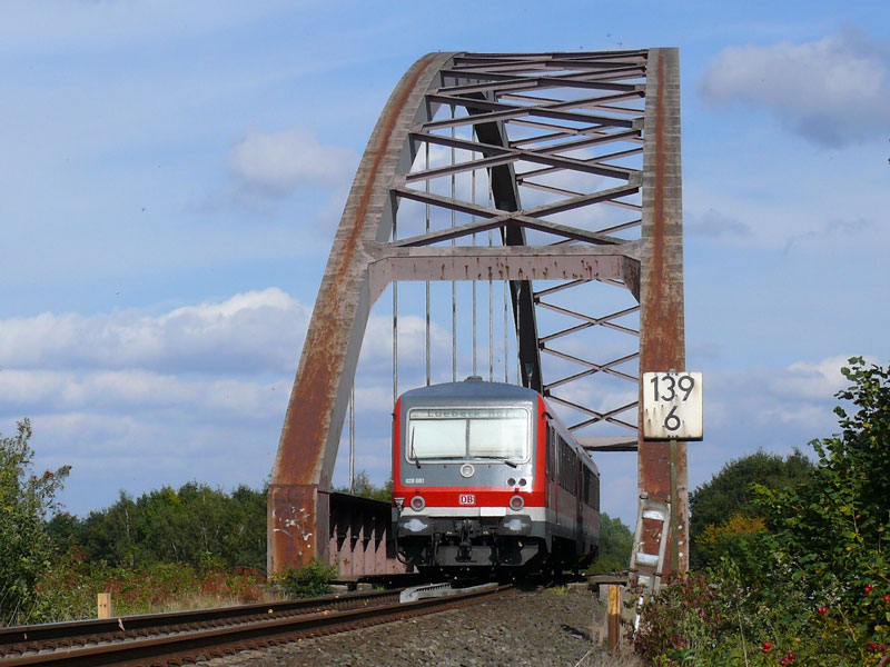 Nachschuss auf Triebwagen 628/928 681, der als Regionalbahn Lüneburg - Lübeck auf dieser Brücke soeben den Elbe-Seitenkanal überquert; 21.09.2009
