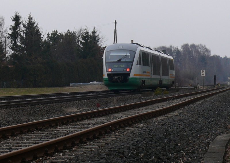 Nachschuss auf VT 26B der Vogtlandbahn mit neuen LED's nach Hof kurz nach Wiesau (Oberpf), 22.03.2009