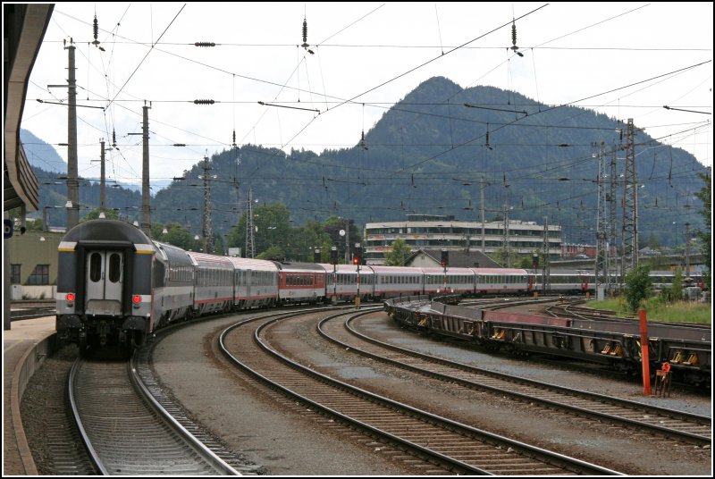 Nachschuss auf den  Westbahnstar  OEC 162  TRANSALPIN  nach Basel SBB. Neben zwei BB Verstrkerwagen an der Zugspitze ist ein weiterer SBB Reisezugwagen am Zugschluss eingereit worden. (30.06.07)
